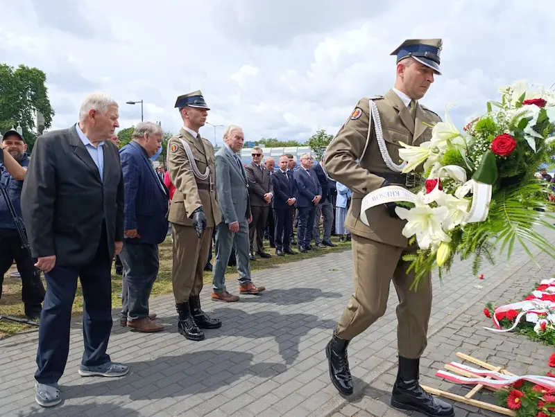 Wojskowa asysta honorowa składająca wiązankę przed pomnikiem