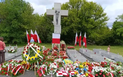 Złożenie kwiatów przed Pomnikiem Ofiar Rzezi Wołyńskiej
