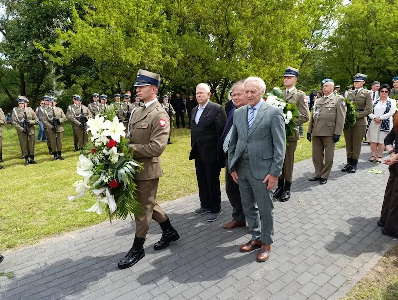 Przedstawiciele delegacji podczas przemarszu przed pomnik