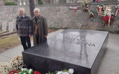 Kwiaty na wileńskiej Rossie — pamięci Marszałka i Jego Matki