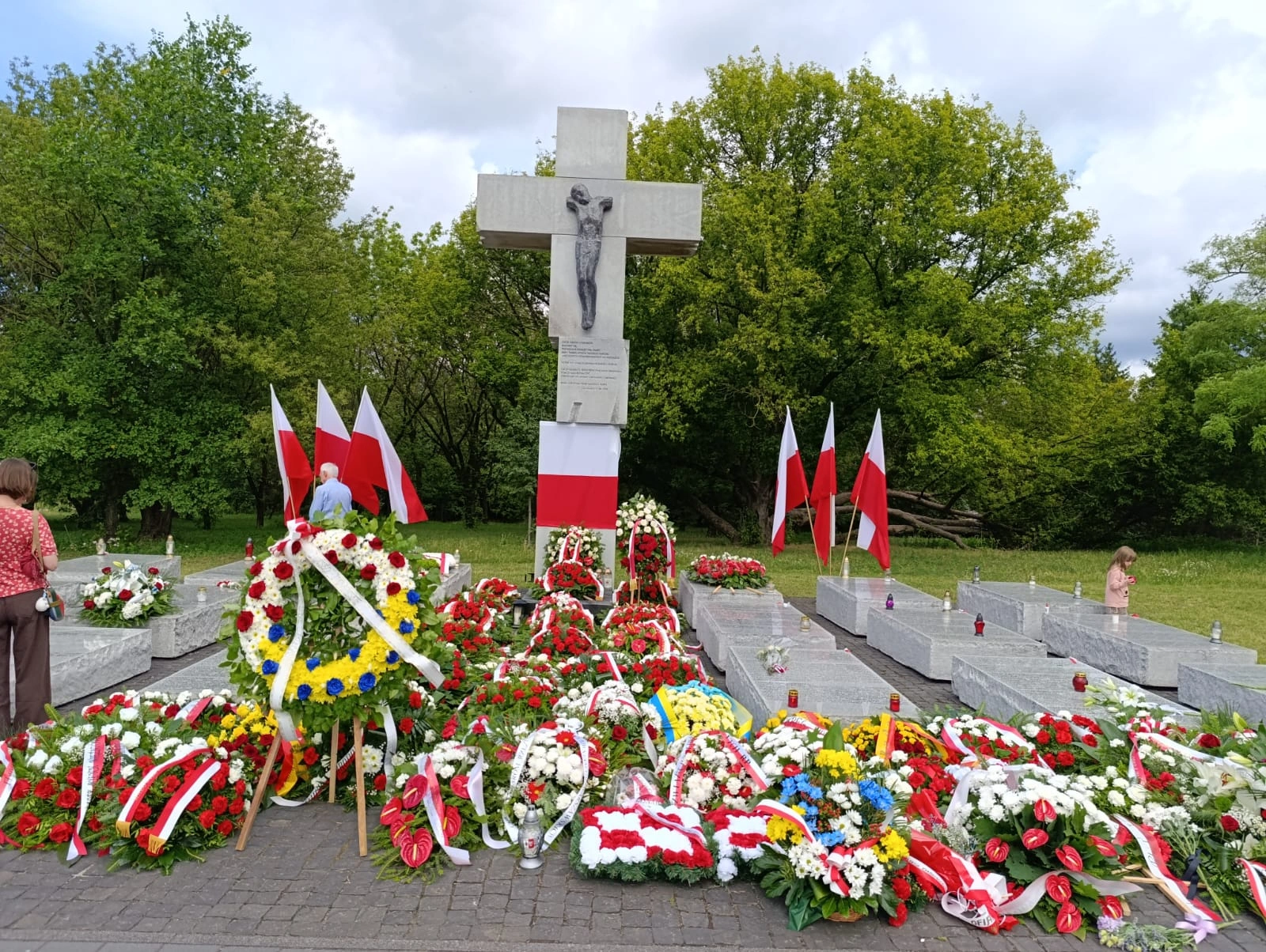 Złożenie kwiatów pod pomnikiem Olszynki Grochowskiej – zdjęcie 2