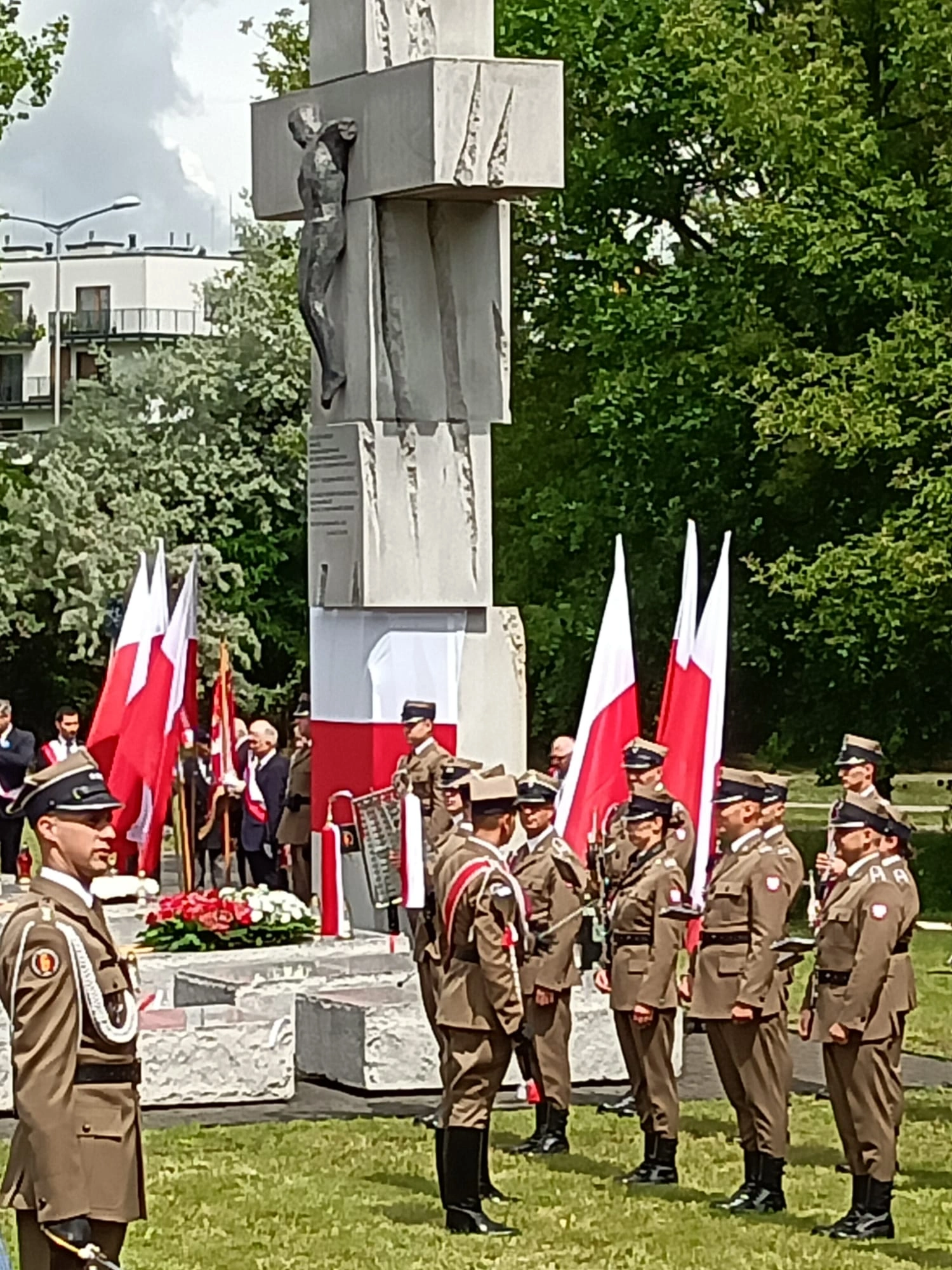 Złożenie kwiatów pod pomnikiem Olszynki Grochowskiej – zdjęcie 3