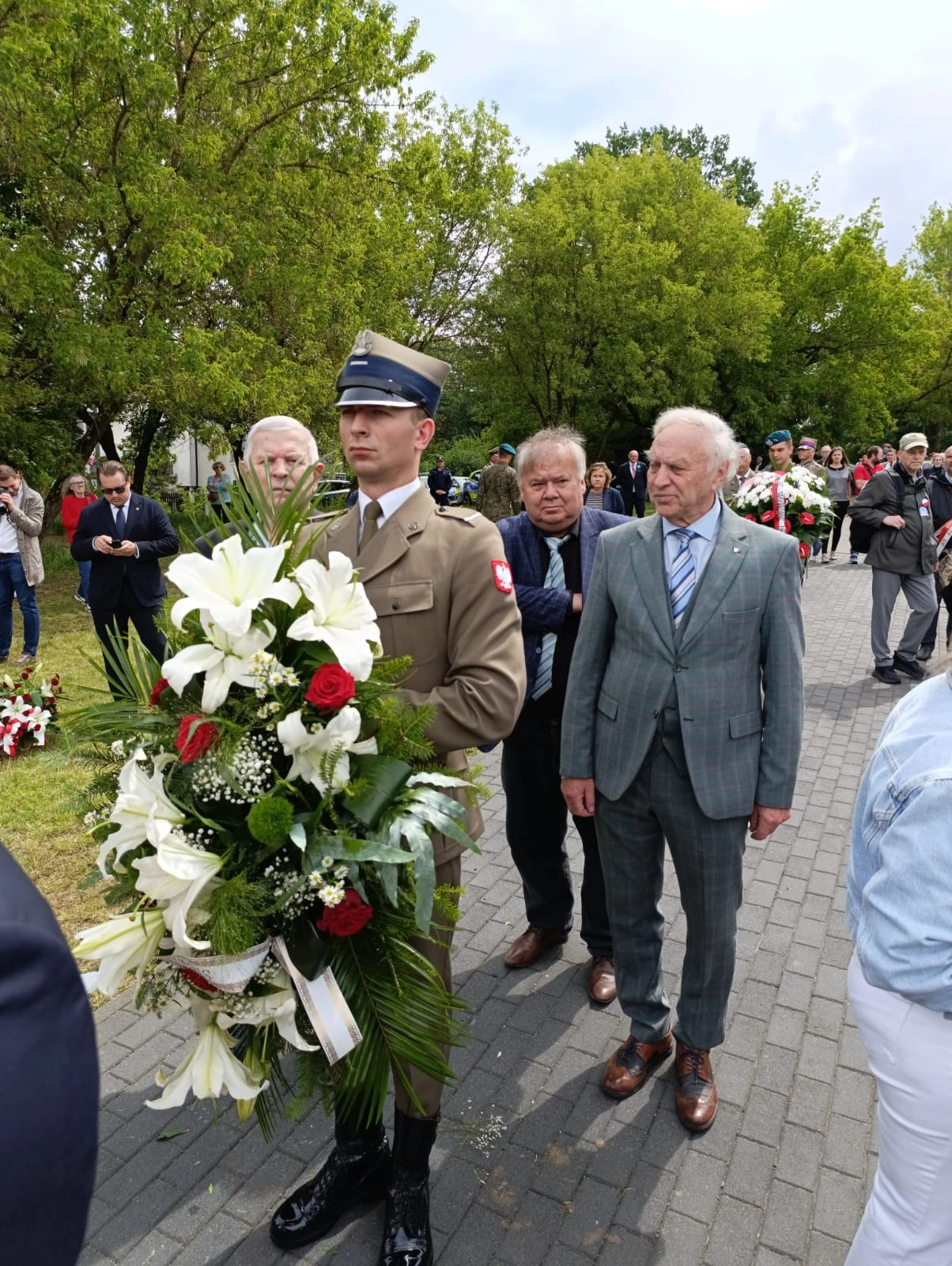Złożenie kwiatów pod pomnikiem Olszynki Grochowskiej – zdjęcie 5