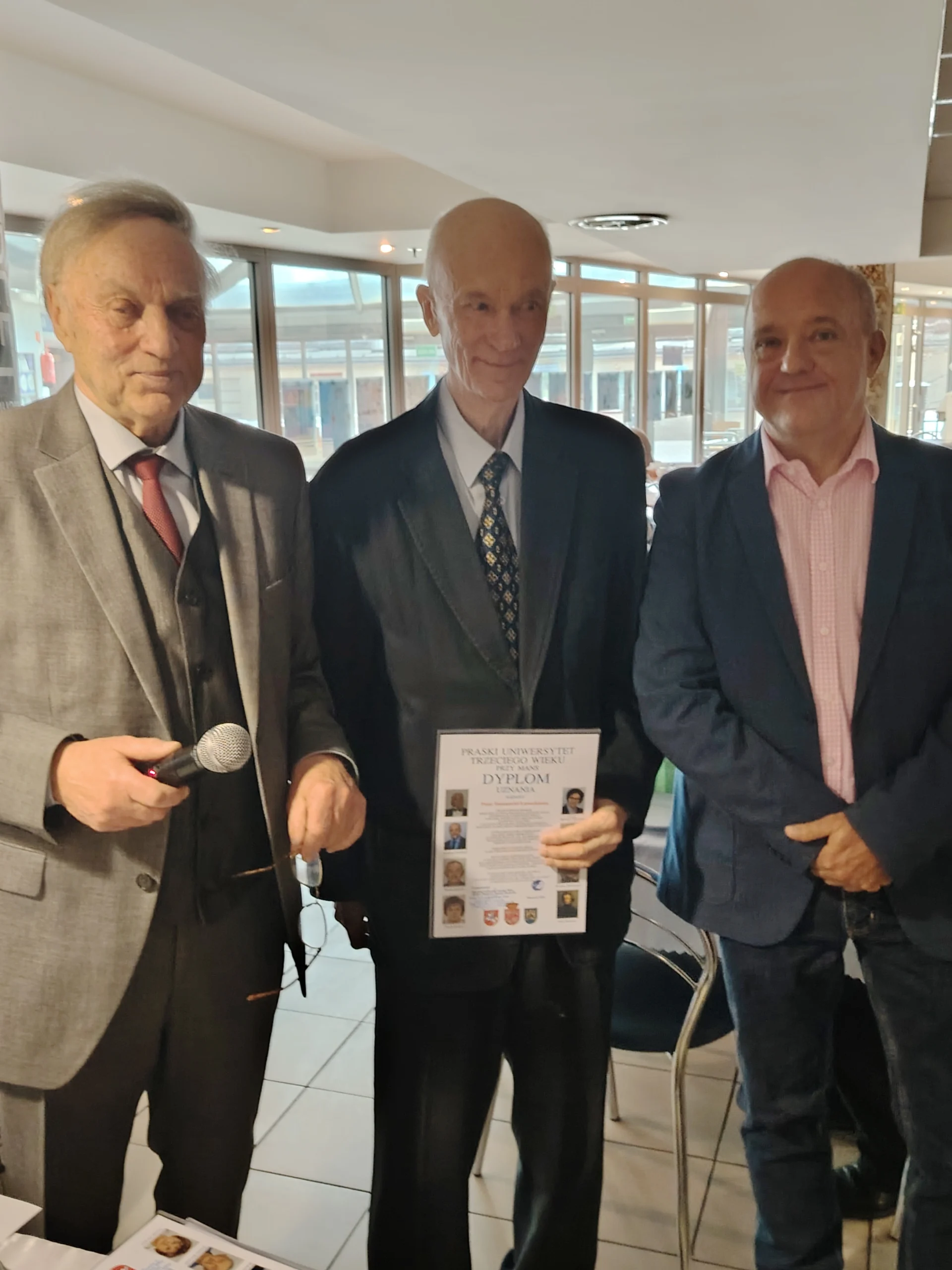 Spotkanie wielkanocne i wręczenie dyplomów – zdjęcie 1